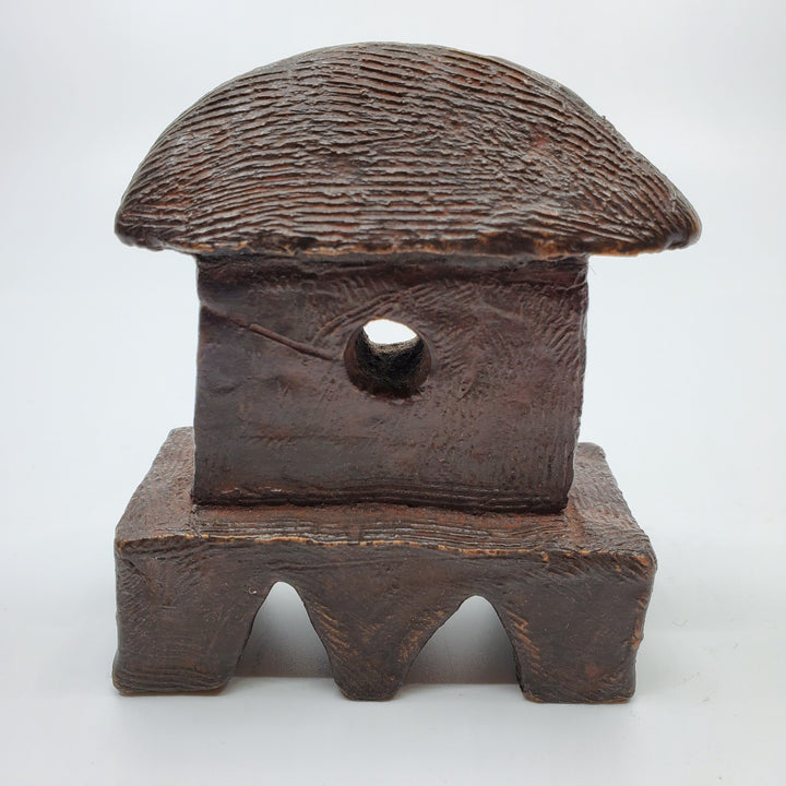 L'énergie sculpture in bronze. The minimalist shape of this piece is complimented by the ornate etching that covers the sculpture.   10 x 8 x 4 cm
