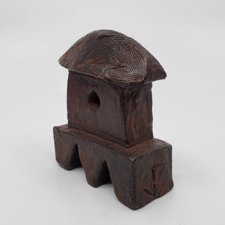 L'énergie sculpture in bronze. The minimalist shape of this piece is complimented by the ornate etching that covers the sculpture.   10 x 8 x 4 cm