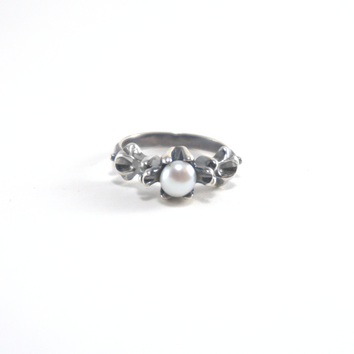 Audrée H. St-Amour Queenpin ring. Carved ring with pearl.