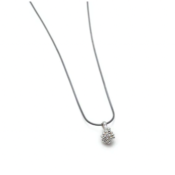 Pendentif bourgeon, fine silver and sterling silver with oxidized chain, from the ShikShok series.
