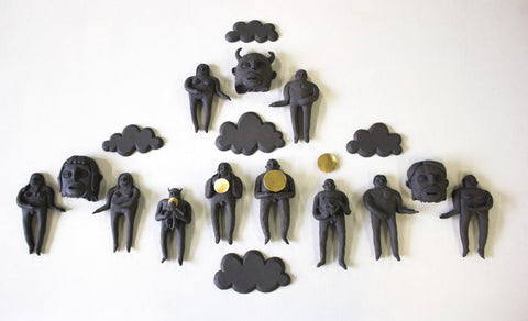 False Testimonies. Ceramic with gold leaf wall sculpture composed of 19 variable elements, this installation measuring 64 x 104 x 4 cm. 