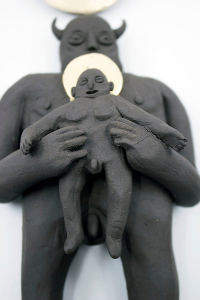 False Testimonies. Ceramic with gold leaf wall sculpture composed of 19 variable elements, this installation measuring 64 x 104 x 4 cm. 