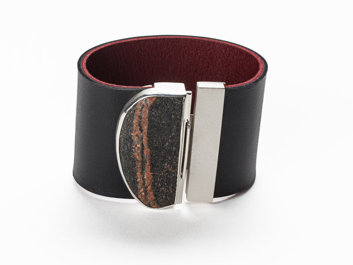 Wide leather band bracelet with a large pebble clasp in sterling silver, 18 x 4.5 x 1 cm