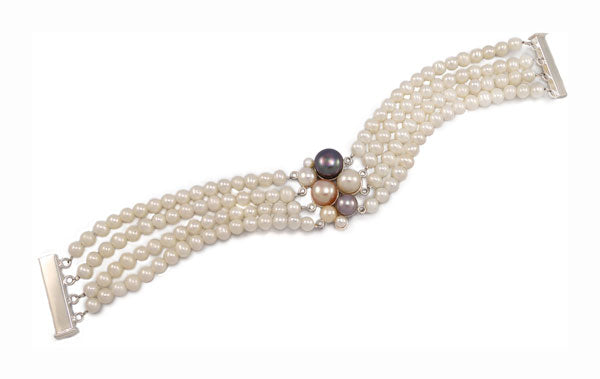 Blush bracelet with freshwater pearl strands and multicolour freshwater pearl centerpiece. This 8" bracelet has a magnetic sterling silver clasp.